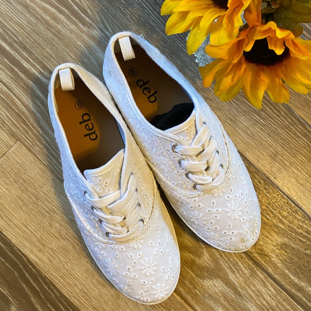 White lace shoes